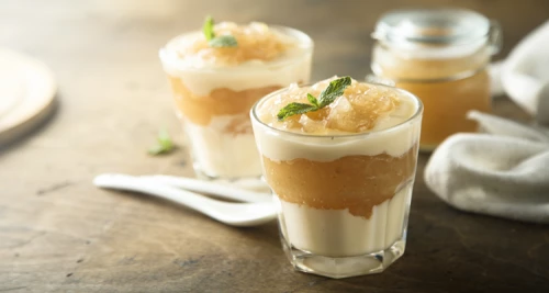 Fruchtig-cremiges Schichtdessert mit Apfelmus...